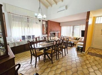 Casa · 188m² · 5 Ambientes · 1 Cochera · Venta Casa 5 Ambientes Castelar Sur