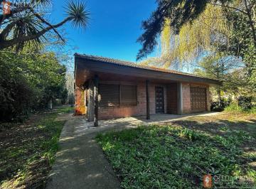 Casa · 200m² · 4 Ambientes · 1 Cochera · Casa en Venta a Reciclar - Lote de 859 m²