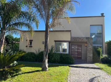 Casa de 5 ambientes, Berazategui · Fincas de Iraola II - Casa de 2 Plantas en Lote Central con Piscina.