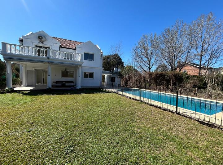 Casa · 177m² · 9 Ambientes · 1 Cochera