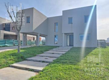 Casa · 216m² · 5 Ambientes · 2 Cocheras · Puertos del Lago, Riberas Excelente Ubicacion