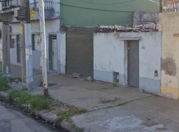 Terreno · 164m² · 2 Ambientes · Terreno de 164 m² con Casa a Refaccionar o Demoler. Buena Ubicacion, Avellaneda.