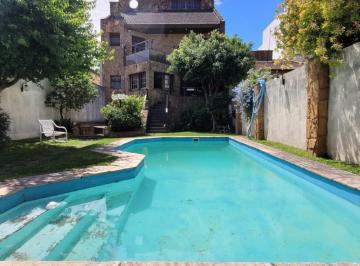 Casa · 461m² · 7 Ambientes · 2 Cocheras · Casa de 7 Ambientes. Garage. Jardin con Piscina, Quincho y Parrilla!