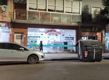 Local comercial de 1 ambiente, Villa del Parque · Excelente Local con 2 Baños, Cocina Comedor y Patio Sobre Jonte Al 3800