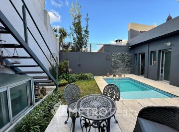 Casa · 120m² · 4 Ambientes · 2 Cocheras · Venta Casa 4 Ambientes Bernal Centro