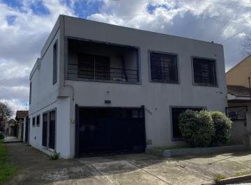 Casa · 235m² · 6 Ambientes · 1 Cochera · Santilli - Malvinas Argentinas 1102 Temperley Este