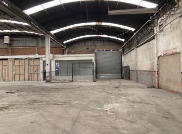 Depósito · 1800m² · 2 Cocheras · Deposito de 1300 m² con Doble Ingreso Para Camion en Quilmes.