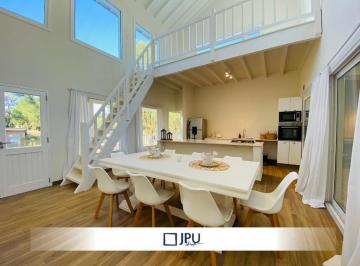 Casa · 230m² · 5 Ambientes · Casa en Venta Costa Esmeralda Barrio Senderos III, en Dos Plantas.