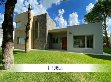 Casa · 200m² · 5 Ambientes · Casa en Venta Costa Esmeralda, Cinco Ambientes, Barrio Golf.
