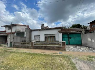 Casa · 132m² · 3 Ambientes · 2 Cocheras · Castelar Norte Casa de 3 Ambientes con Terreno Apta Crédito