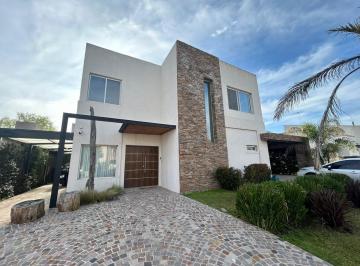 Casa · 240m² · 7 Ambientes · 3 Cocheras · Venta Casa 7 Ambientes - La Cañada del Pilar Barrio Los Robles