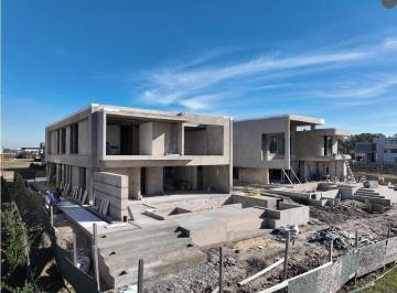 Casa · 550m² · 7 Ambientes · 2 Cocheras · Casa en Venta y Alquiler Anual Al Rio, en Barrio El Yacht, Nordelta, Tigre