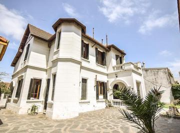 Casa · 395m² · 7 Ambientes · 2 Cocheras · Imponente Casona con Amplio Jardín - 4 Dorm. - Cocheras Cubiertas - Coghlan