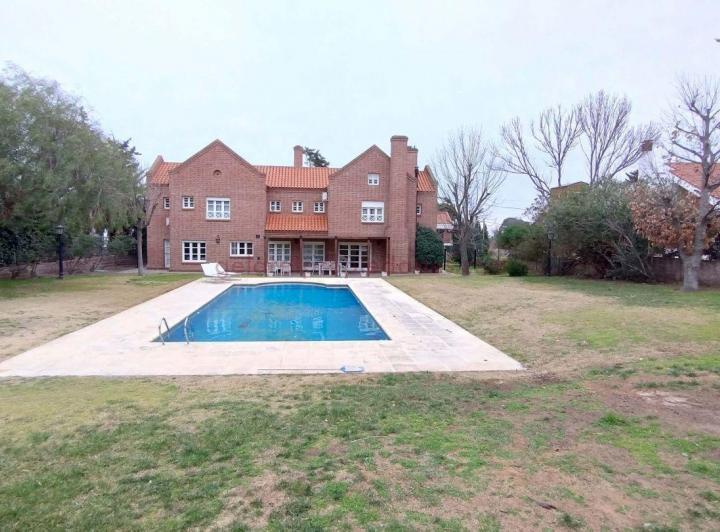 Casa · 335m² · 4 Ambientes · 2 Cocheras