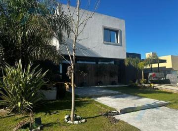 Casa · 166m² · 6 Ambientes · 5 Cocheras · Casa en Venta en Santa Elena, Pilar del Este