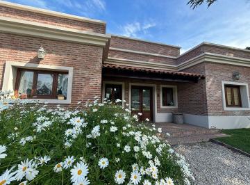 Casa · 130m² · 4 Ambientes · 2 Cocheras · Erne Alquila Casa en Barrio Privado Barrancas de San Benito