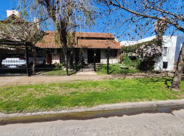 Casa de 4 ambientes, Almirante Brown · Chalet en Venta en Adrogue en Excelente Estado