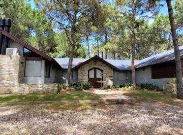 Casa · 343m² · 3 Dormitorios · 2 Cocheras · Casa en El Barrio La Herradura con Pileta Cubierta
