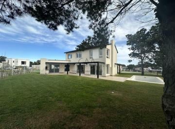 Casa · 220m² · 4 Ambientes · 2 Cocheras · Casa en Venta en Rumenco Joven