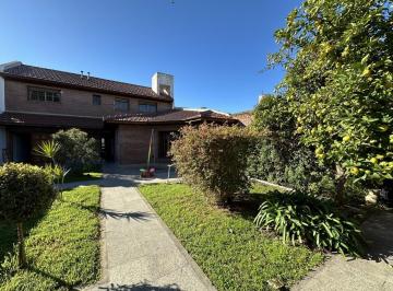 Casa · 244m² · 5 Ambientes · 1 Cochera · Casa en Venta Barrio Perla Norte