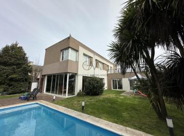 Casa · 220m² · 4 Ambientes · 2 Cocheras · Casa en Venta Barrio Privado Rumenco