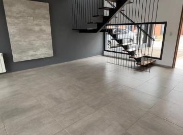 Casa · 150m² · 5 Ambientes · 2 Cocheras · Duplex en Venta en La Calandria