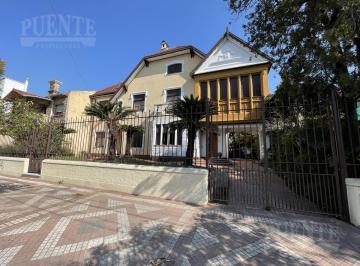 Casa · 377m² · 8 Ambientes · 2 Cocheras · Casa - Banfield Oeste