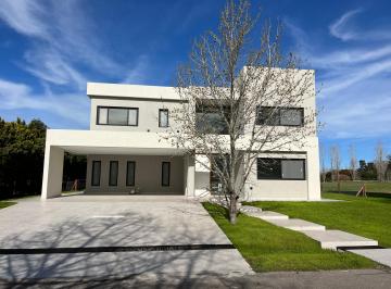 Casa de 7 ambientes, Berazategui · Casa a Estrenar en Abril Club de Campo.