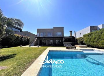 Casa · 250m² · 4 Ambientes · 5 Cocheras · Casa en Alq. Temporario en San Benito, Villanueva, Tigre