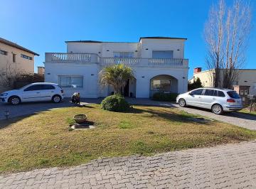 Casa de 5 ambientes, Esteban Echeverría · Casa 5 Amb. Piscina, Quincho, Fondo Libre, Vigilancia - Venta en Canning.