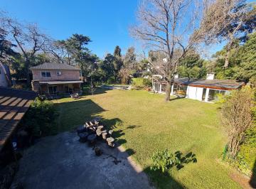 Casa de 8 ambientes, San Isidro · Casa con Excelente Jardín - 4 Dorm - 3 Baños - Dep Servicio - Quincho - Parrilla