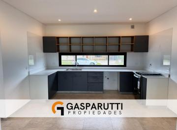Casa · 160m² · 4 Ambientes · 4 Cocheras · Casa en Venta Barrio El Cantón Norte! Salida a La La Laguna!