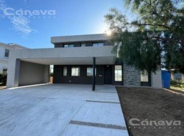 Casa · 245m² · 6 Ambientes · 4 Cocheras · Casa - San Matias