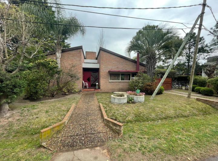 Casa · 100m² · 4 Ambientes · 3 Cocheras