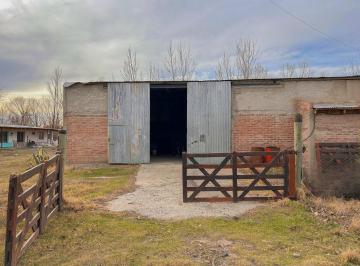 Bodega-Galpón · 300m² · 2 Dormitorios · Casa a Estrenar en Venta de 1 Dormitorio en Centenario