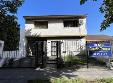 Casa · 140m² · 4 Ambientes · 5 Cocheras · Chalet en Dos Plantas en Venta en Jose Marmol