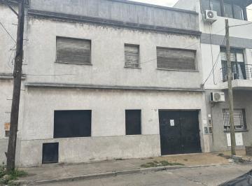 Casa · 185m² · 5 Ambientes · 1 Cochera · Casa en Lote Propio 2 Plantas con Fondo, 8,66 X 19 Ciudadela. Apto Credito.