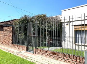 Casa de 3 ambientes, Lomas de Zamora · Casa en Venta en Temperley – 3 Ambientes con Jardín y Garage