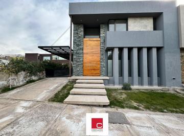 Casa · 202m² · 6 Ambientes · 2 Cocheras · Casa en Venta en El Prestigioso Barrio Privado Dalvian!