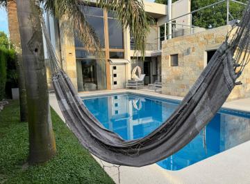 Casa · 200m² · 5 Ambientes · 2 Cocheras · Casa en Nautico Escobar
