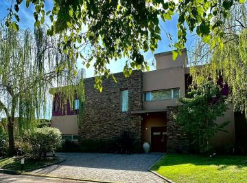 Casa · 325m² · 7 Ambientes · 1 Cochera · Casa en Venta - Barrio Privado - El Rodal