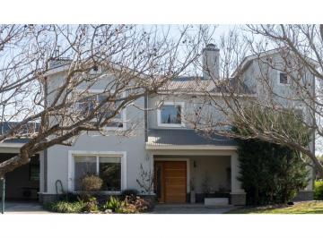Casa · 240m² · 8 Ambientes · 3 Cocheras · Venta Casa en Country La Bahía.