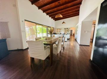 Casa · 270m² · 3 Dormitorios · 1 Cochera · Casa en Alquiler Temporario de 3 Dorm.. Excepcional! Roldan y Funes