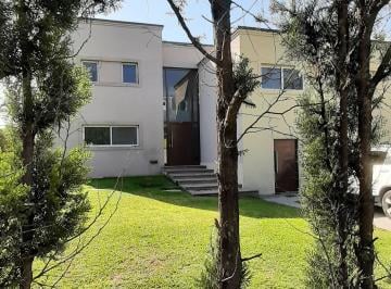 Casa de 5 ambientes, Presidente Perón · Imponente y Moderna Casa en Barrio Cerrado Parque Las Naciones