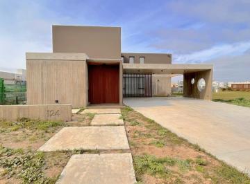 Casa · 240m² · 4 Dormitorios · 1 Cochera · Casa en Sebastiano Gaboto