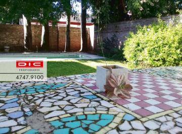 Casa · 148m² · 3 Ambientes · 1 Cochera · Casa de 3 Amb C/entrada de Auto y Hermoso Jardin con Piscina