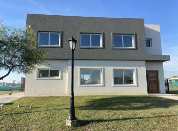 Casa · 180m² · 4 Ambientes · Casa en Santa Elena, Pilar del Este