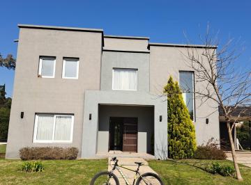 Casa · 1m² · 3 Dormitorios · 2 Cocheras · Casa a La Venta en Weston Francisco Alvarez