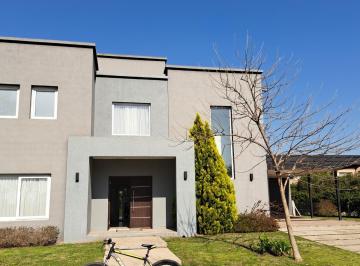 Casa · 1m² · 3 Dormitorios · 2 Cocheras · Weston Casa Alquiler Francisco Alvarez en Pesos
