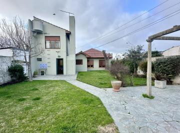 Casa · 182m² · 4 Ambientes · 2 Cocheras · Casa en Lote Propio Impecable Estado